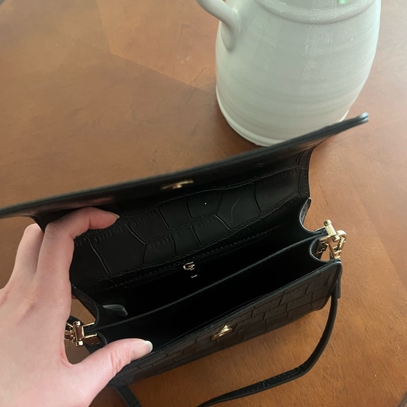 Elegant Black Croc-Embossed Crossbody Bag - Picture 3 of 3